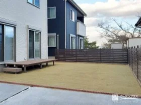 広々としてお庭に目隠しフェンスとウッドデッキを取り付けた工事