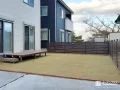 広々としてお庭に目隠しフェンスとウッドデッキを取り付けた工事