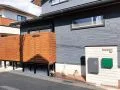 道路に面する配置でも快適なフェンス付きのウッドデッキ設置工事