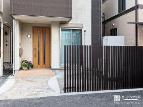 視線をやわらかく遮り、光で安心をつくる玄関まわりリフォーム工事
