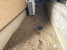 見えない場所も心地よく、ナチュラルに整えた犬走り[施工後]