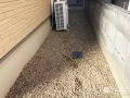 見えない場所も心地よく、ナチュラルに整えた犬走り