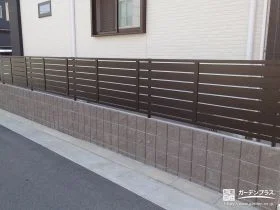 スリット入りで圧迫感を感じさせない目隠しフェンス[施工後]