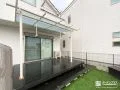 スタイリッシュな形状のテラス屋根を取り付けたデッキ空間工事