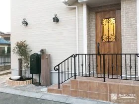 レンガと植栽と枕木材を用いて温もりを演出する玄関まわり工事