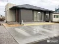 広々としたスペースにコンクリートを打設した駐車スペース工事