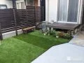人工芝の緑が心地よいお庭