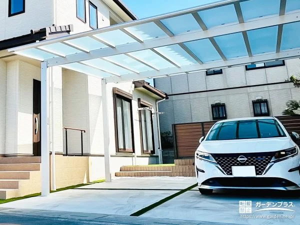 見た目のやわらかさと泥はね軽減する人工芝の駐車スペース