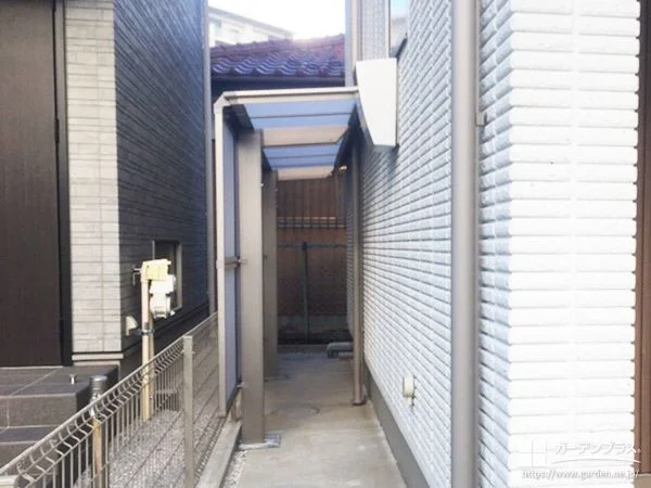 サイドパネルをつけしっかり雨風を防ぐテラス屋根の設置工事