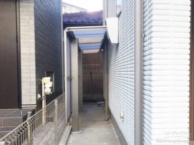 サイドパネルをつけしっかり雨風を防ぐテラス屋根の設置工事