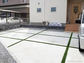砂利が飛び不便だった駐車スペーススリットに人工芝を敷いた工事