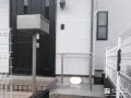 手すりと箱型のポストを設置し玄関前を使いやすく整えた工事