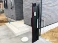 ブラックの機能門柱とタイル階段を組み合わせた玄関前工事