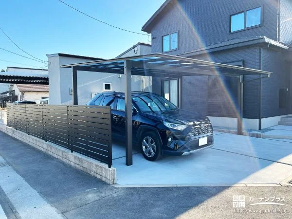 目隠しフェンスでプライバシーを守る駐車スペース