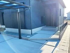 “迷わず玄関へ”つながるシンプルアプローチ[施工後]