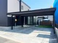 折板屋根で守る、ゆとりのある駐車スペース