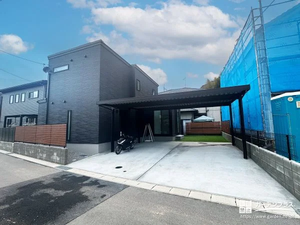 折板屋根カーポートがかっこいい新築外構