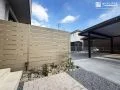 視線をやわらかく遮る、玄関前の目隠しフェンス