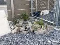 フェンス裏の見え方にもこだわったロックガーデン
