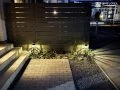 お客様にてソーラーライトを設置いただき、夜のライトアップが美しい玄関周り