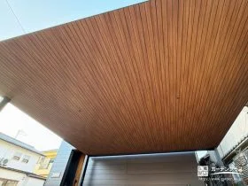視線を奪う“木目の天井”カーポート[施工後]