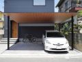木目調の天井が美しい直線的でシャープなカーポート