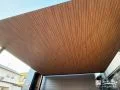 視線を奪う“木目の天井”カーポート