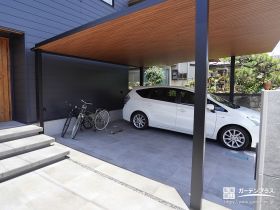 石調タイルの足元が高級感を演出する駐車スペース[施工後]