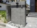 お住まいの顔となるグレーのタイルが美しい造作門柱