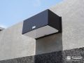 門柱のデザインに溶け込む門灯「タカショー コンパクトウォールライト ブラック」