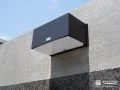 門柱のデザインに溶け込む門灯「タカショー コンパクトウォールライト ブラック」