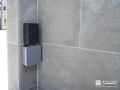 門柱のL字部分にすっきり納めた電源設備