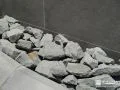 門柱足元に立体感を添えるロックガーデン