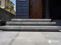 蹴込の高さを抑えて歩きやすさに配慮した浮き階段