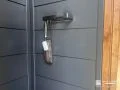 傘や虫よけを掛けられる玄関横のフック