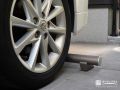 車輪を受け止めるコンパクトでスタイリッシュな車止め