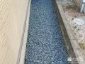 雑草が生えにくく快適な犬走り