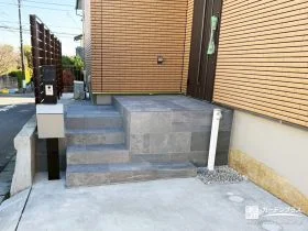 限られた間口を整える“玄関ポーチと機能門柱”[施工後]