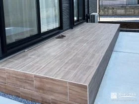 外とつながるフローリングのような木目調“タイルデッキ”[施工後]