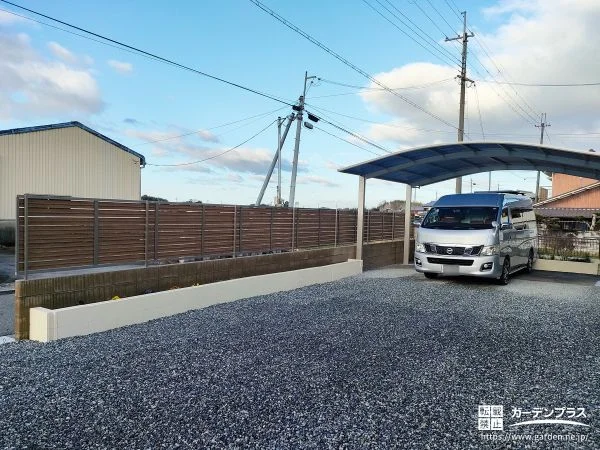広々とした駐車スペースと視線を遮る目隠しフェンス設置工事