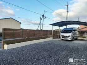 広々とした駐車スペースと視線を遮る目隠しフェンス設置工事