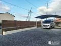 広々とした駐車スペースと視線を遮る目隠しフェンス設置工事