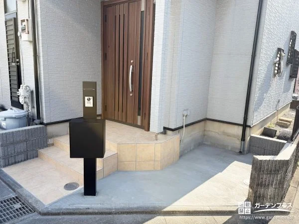 コンパクトにまとまる機能門柱で便利に仕上げた玄関前工事