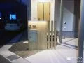 角柱と並べて奥行きを感じられるおしゃれな玄関周りの工事