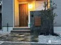 玄関ライトで温かみのある門周り