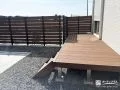 室内からお庭への出入りがスムーズになるウッドデッキ
