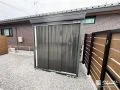 動線を邪魔しない位置に配置した物置