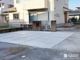広々とした駐車スペースと人工芝で整えたお庭リフォーム工事