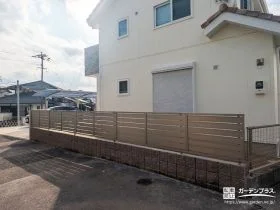 視線をやわらかく遮る、安心感のある目隠しフェンス