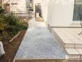 防草シートと砂利で雑草対策した犬走り